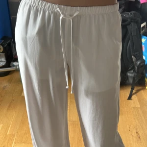 Lågmidjade linnebyxor - Lågmidjade raka linnebyxor från Gina tricot! Har dem i petite modellen i stl xxs, jättebra längd på mig som är 160-165💗EJ ANVÄNDA