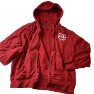 vintage hoodie - Jättefin röd retro collage hoodie i S/M. Gillar den jättemycket men har för mycket kläder så kollar ändå om nån vill köpa.
