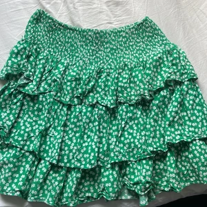 Volang kjol - Säljer denna jättefina gröna sommarkjol som inte kommer till användning längre! Köpt för några somrar sen men knapp använd. Från .object o storlek 36/S💓💓
