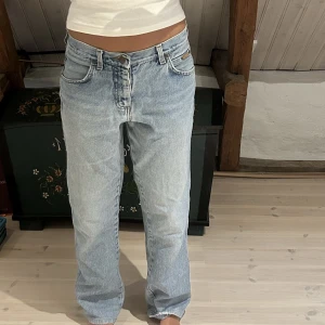 Wrangler Jeans - Lågmidjade wrangler jeans, sitter lite pösigt på mig då dem är lite för stora 🙌🏼 storlekslappen är borta men jag har vanligtvis 27/32 ish i jeans och dem är lite för stora för mig i midjan