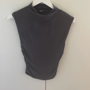 Gina Tricot topp 🩶 - Hej! Jag säljer min underbara gråa topp från Gina Tricot! 🩶 Toppen är väldigt trendig och jag har bara använt den 2 gånger ungefär så den är i superskick! Härligt material då toppen är från Ginas soft touch kollektion. Storlek S! LÄS min bio före köp! 🩶🌍