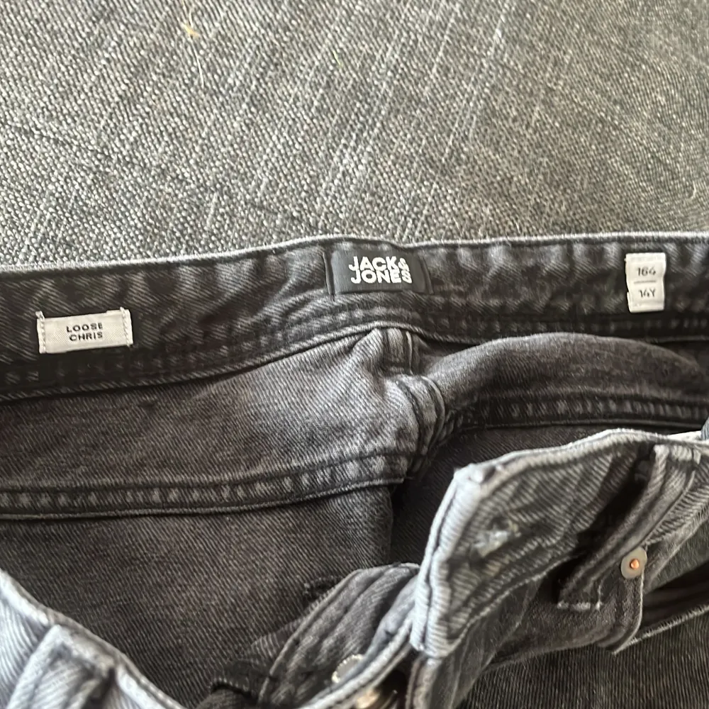 Riktiga snygga Jack & Jones jeans som är i väldigt bra skicka! Säljer för dem tyvärr blivit för små.. Jeans & Byxor.