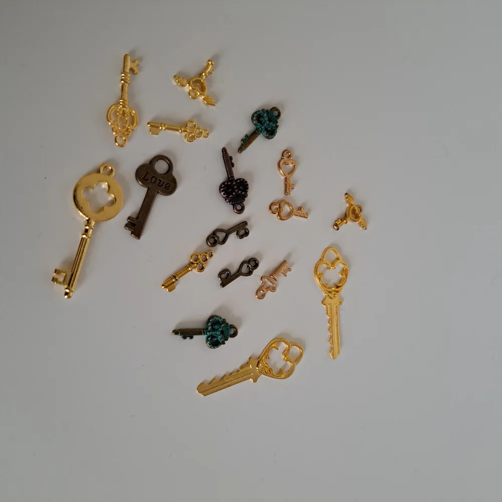 Nycklar i olika storlekar som passar perfekt till smyckestillverkning eller olika konstprojekt. Alla för 40kr. Accessoarer.