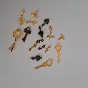 Nycklar i olika storlekar som passar perfekt till smyckestillverkning eller olika konstprojekt. Alla för 40kr