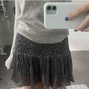 Cool silvrig kjol från Zara🙌🏽 Anvönd men har inga defekter! Har shorts inuti!