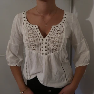 Blus från odd molly - En fin vit blus som sällan använts. Har storleken 1 vilket innebär en S.