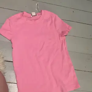 Basic rosa t-shirt från Monki, streatch material å använd fåtal gånger då den inte kommer till pass, s i storlek men passar även medium 