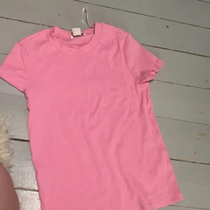 T-shirt Monki - Basic rosa t-shirt från Monki, streatch material å använd fåtal gånger då den inte kommer till pass, s i storlek men passar även medium 