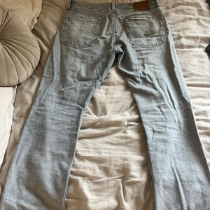 Levis 551z jeans - Frächa jeans i toppenskick, ljusblåa och stolek 32 32! Nypris 1400kr