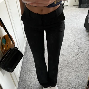 Kostymbyxor bikbok  - Superfina svarta kostymbyxor från bikbok. Väldigt sparsamt använda. Säljer då de inte kommer till användning.💘storlek 36, passar perfekt och jag är 170 