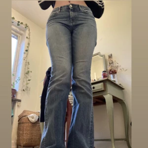 Flared Jeans - Säljer dessa då de inte kommer till användning längre.  Köpte dem second hand, jag är 168 för referens. skriv om ni har några frågor 💗💗