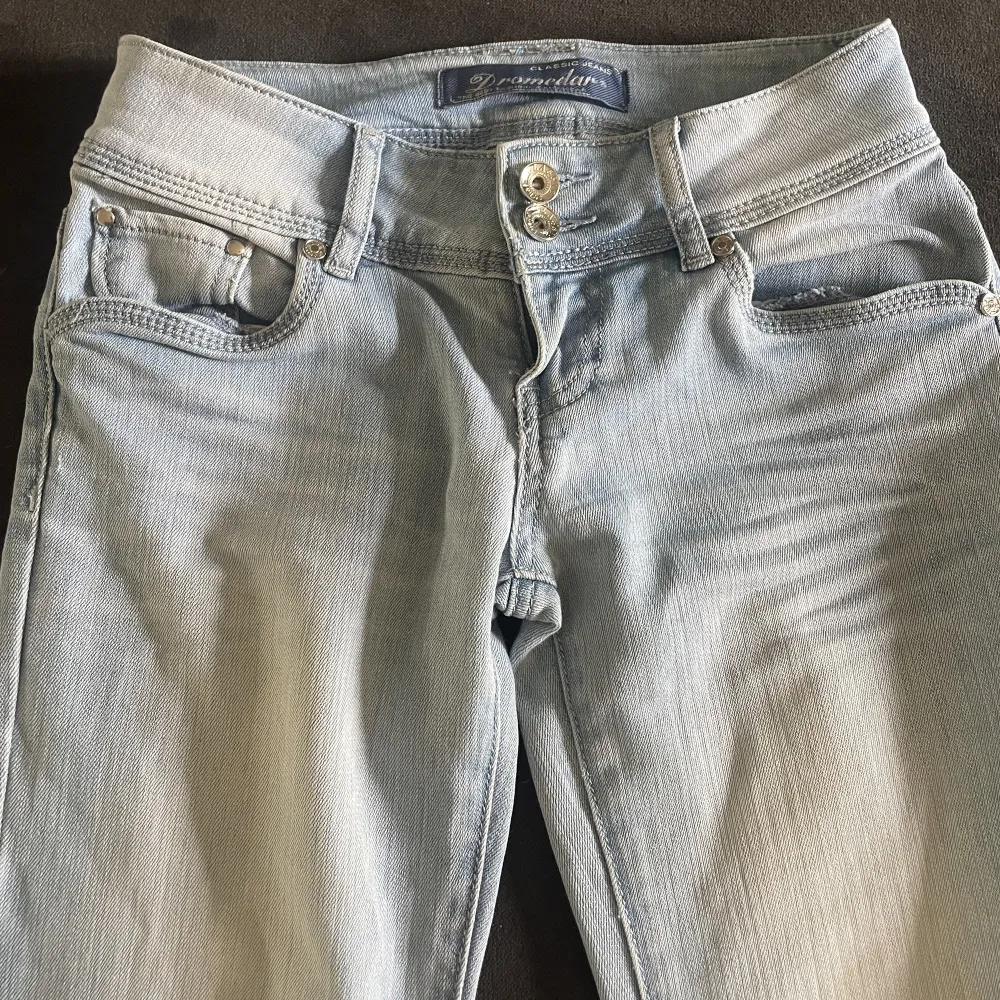 Snygga bootcut jeans köpta secondhand som tyvärr inte passar mig. Skulle säga de passar en S/Xs💖. Jeans & Byxor.