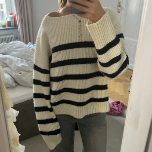 Stickad tröja  - Perfekta stickade tröjan till hösten! Vit och mörkblå- randig stickad tröja från zara i storlek s. 