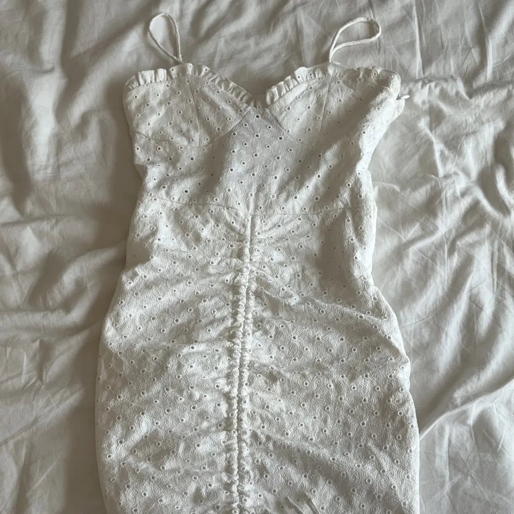 Supersnygg vit klänning som knappt är använd och i mycket fint skick! Går att knyta åt längst ner🫶. Klänningar.