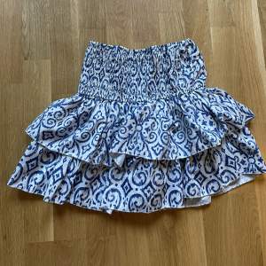 Intressekoll på Meet Me There kjol ”Florence Skirt” i storlek XXS/XS. Köpt för 424kr på deras hemsida i början av sommaren. Perfekt nu till skolstart!💙 blå & vit. Skriv för bilder och frågor! Kan mötas upp i Stockholm annars står köparen för frakt!!💙💙💙