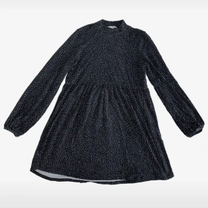 Pull&bear klänning - Söt prickig klänning från pull&bear!! Storlek M, säljer pga är för kort på mig som är 181cm