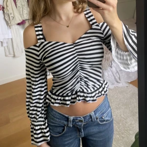 Topp - Oanvänd topp från Gina som sitter så fint😍🤍🖤
