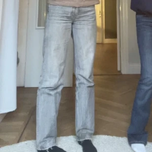 Mörkgrå jeans - Gråa jeans från Gina Tricot! Mid/highwaist! Lite slitna längst ner och på ena fickan! 