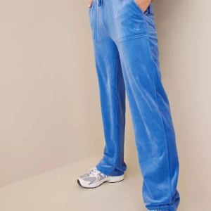 Blåa juicy byxor  - Kollar intresset på mina blåa juciy tror dom är i denna färgen!!💓💗 Dom är lagom använda o där Neeee på byxan är dom slitiga o sånt som inte går bort o tvätten men syns inte🤩💗☺️priset kan diskuteras 