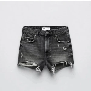 zara jeansshorts  - säljer dessa så så fina shorts från zara!🩷 storlek 36 men skulle även säga de passar 34!! jättefint skick och knappt använda!