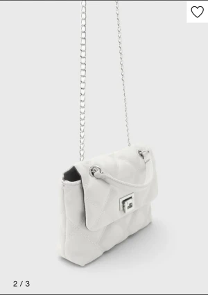 Väska - Rymlig handväska som också funkar som axelväska. Knappt använd.