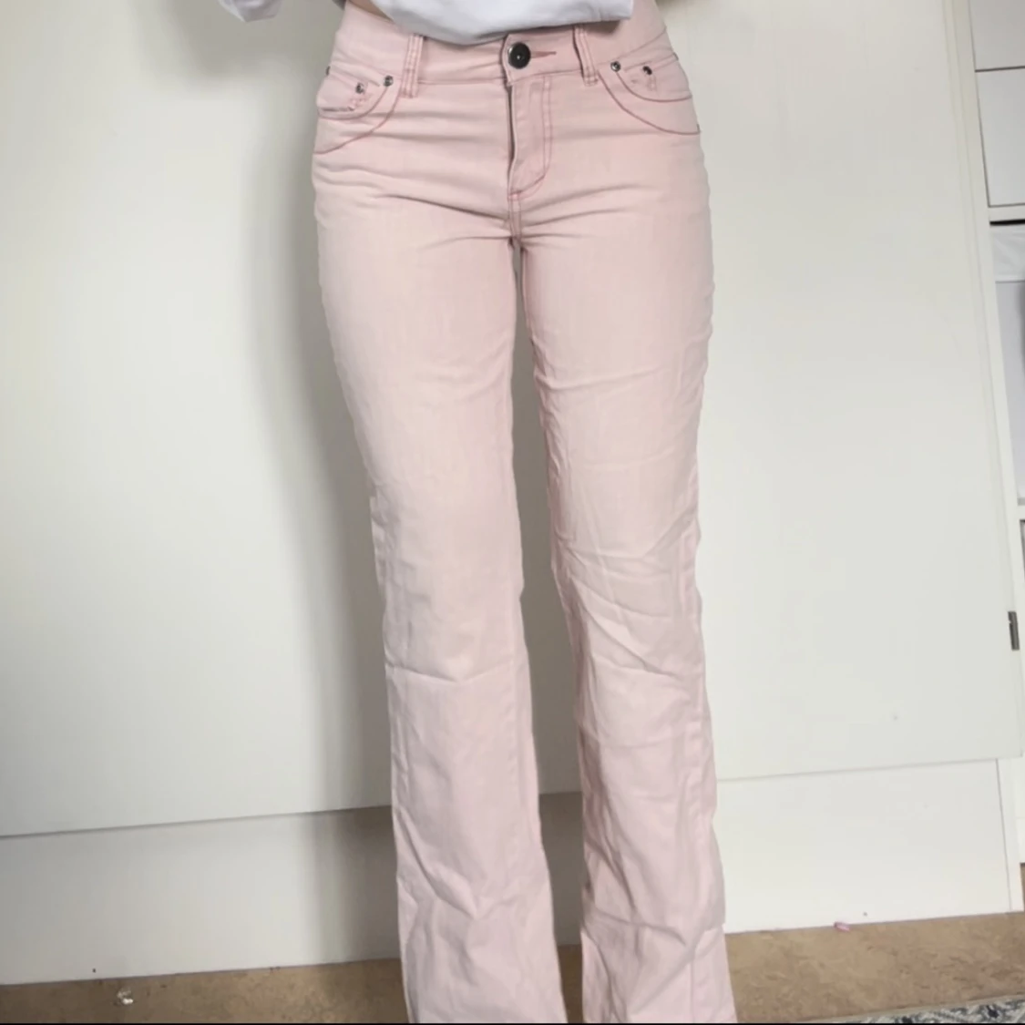Ljusrosa bootcut jeans 