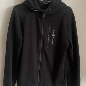 Sail racing zip hoodie - Säljer min sail racing hoodie i svart. Storlek 170cm. Använd men bra skick.