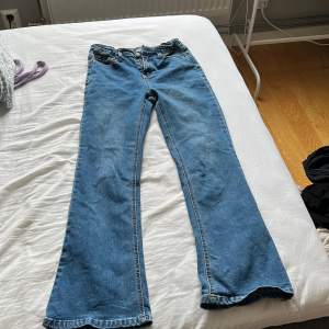 säljer ett par superfina bootcut jeans då de tyvärr är för små. nästan aldrig använda och i superbra skick!!💕💕