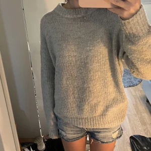 Stickad tröja  - FRI FRAKT! Stickad tröja som knappt är använd, i storlek S🩶