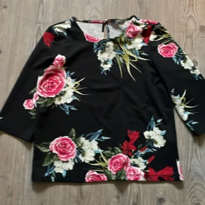 Topp - Topp från Only 3 kvarts ärm ,säljes i befintligt skick 