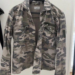 Militär jacka  - Skitsnygg militärjacka i storlek s som tyvärr inte kommer till användning! 