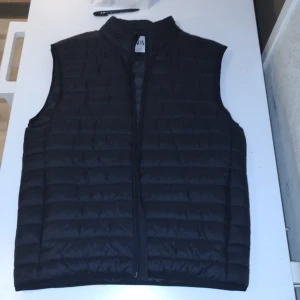 Zara väst - Oanvänd Zara väst säljes i perfekt tillstånd. Den är hel svart och ser svarta ut i verkligheten än på bilden