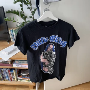Billie Eilish merch 💙 - Supercool Billie Eilish t-shirt köpt 2018 på hennes konsert i fryshuset 😍 köpare står för fraktkostnad 
