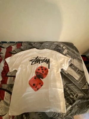 Stussy T-shirt  - En helt ny stussy T-shirt som är känt i Amerika. Den är inköpt från stockx så alla verifikationer följer såklart med, väldigt fräch i storlek xl. För mera frågor är det bara ställa dom 
