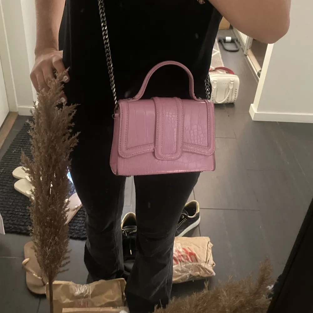 Säljer denna jättegulliga rosa väskan från zara🩷 Skriv för fler bilder eller frågor🤗. Väskor.
