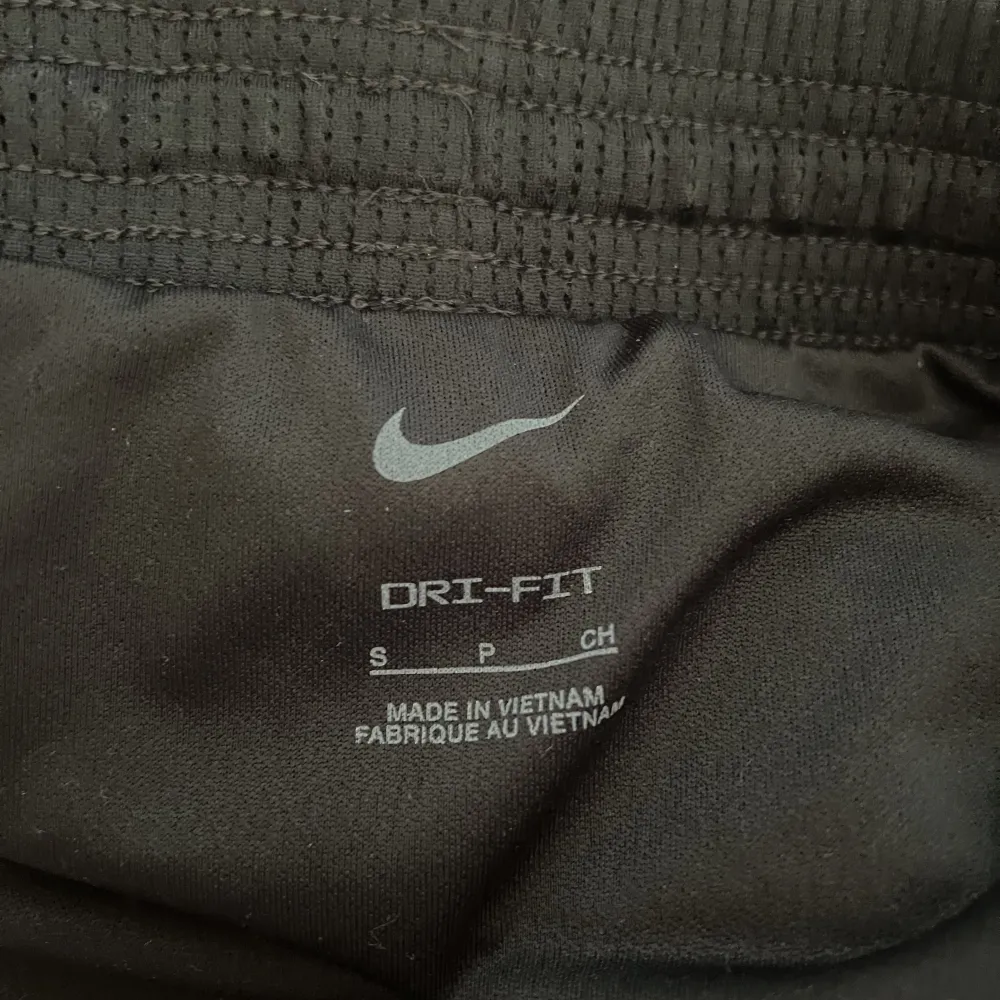 Nya och oanvända Nike spring tränings shorts. Jätte snygga i modellen men råkade köpa för liten storlek. Köparen står för frakten. Köpta för 300. Shorts.