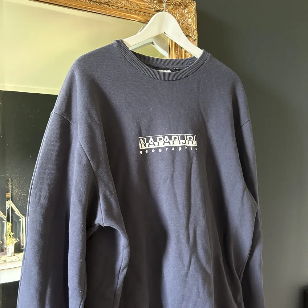 Jättemysig sweatshirt från Napapirji💕 väldigt oversized och mörkblå med vitt tryck . Hoodies.