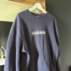 Jättemysig sweatshirt från Napapirji💕 väldigt oversized och mörkblå med vitt tryck 