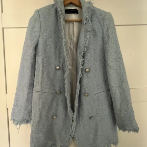 Zara kavaj ljusblå XS - Fint skick. Kan mötas vid TC eller hämtas i Solna.