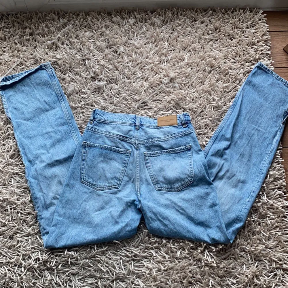 Säljer dessa midwaist bootcut jeans från gina tricot då de är lite för små för mig (dom är storlek 32, men skulle säga att dom är lite större än så) jag har vanligtvis storlek S/34 och är 170cm lång 🩷 skriv vid funderingar och innan ni trycker på köp nu!!. Jeans & Byxor.