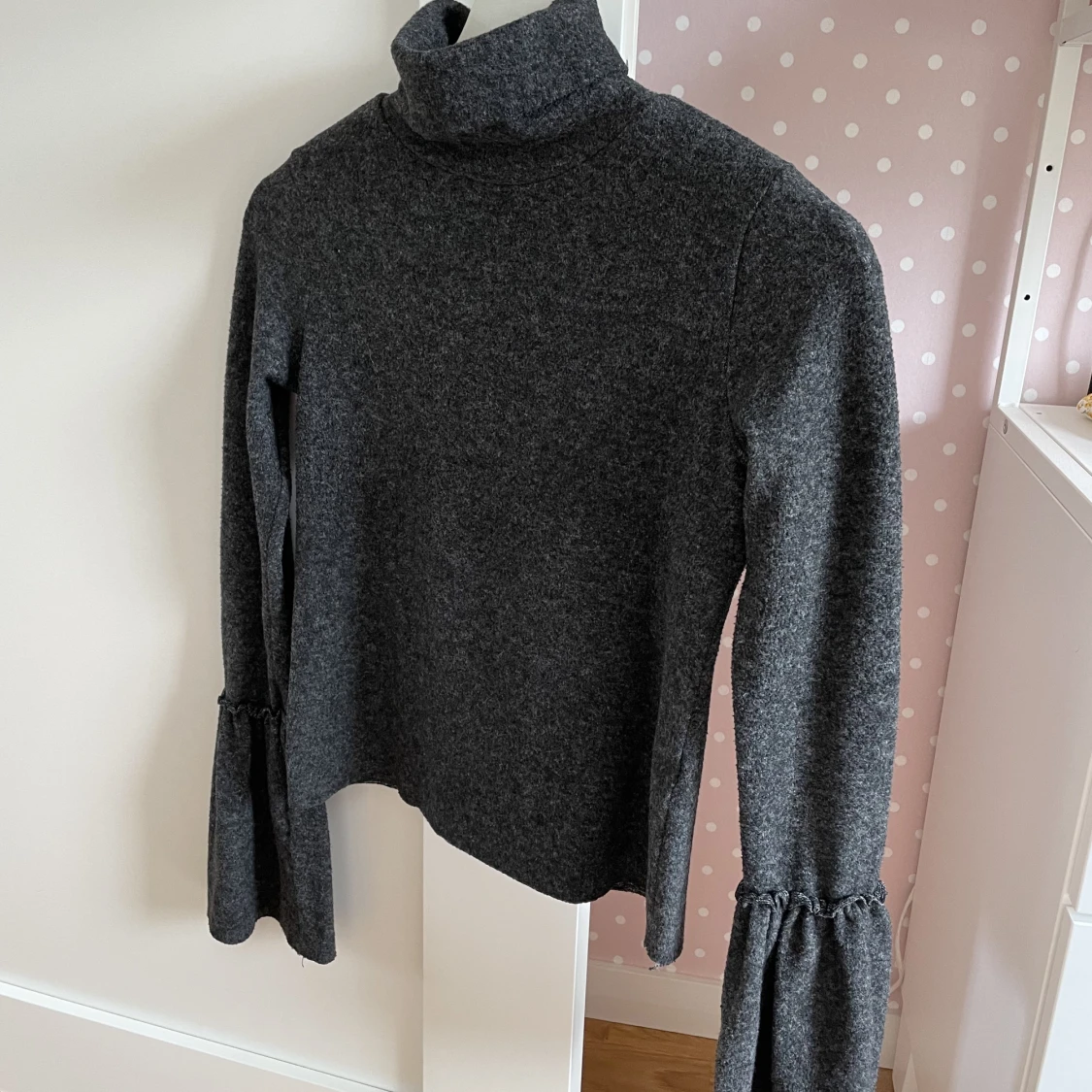 Grå/svart topp från Chiquelle med volangärmar i storlek small. - 1