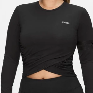Stronger tröja  - Långärmad träningströja från Stronger. Väldigt bekväm och i mycket bra skick. Nypris 399kr. Knappt använd 