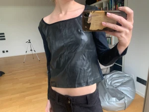 Lädetopp - Svart topp med fake-läder på framsidan!