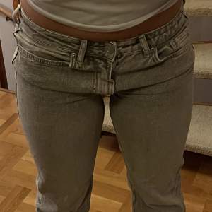 Lågmidjade straight jeans, ljusgråa. Kontakta för fler bilder