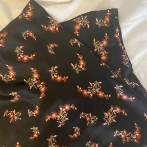 långkjol blommor - jättefin långkjol med blommor i silke material. 