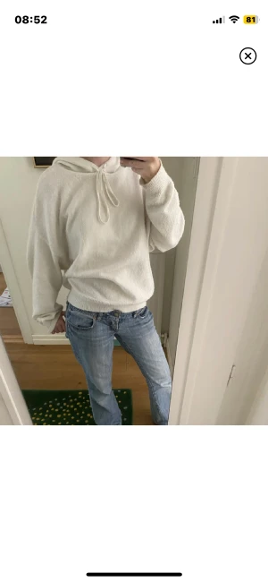 Stickad hoodie - Stickad vit hoodie perfekt nu till hösten 