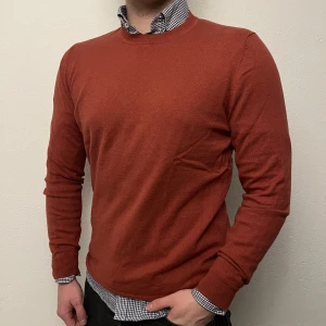 Superdry Sweatshirt - Oerhört skön Sweatshirt från Superdry i storlek M. Använd endast en gång, i princip helt ny. Färgen är en slags höstig orange/röd. Såljes då den ej kommit till användning. Nypris 799. 