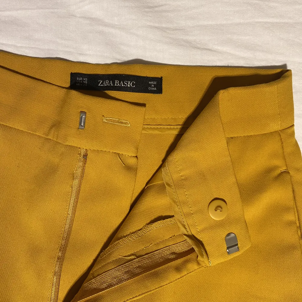 Vida byxor i senapsgul färg, dem är höga i midjan<3. Jeans & Byxor.