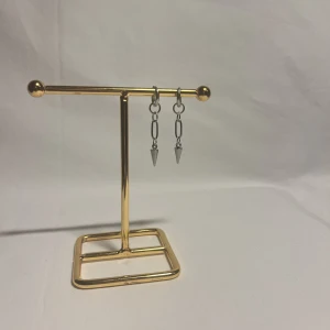 StilSthlm  - Snygga örhängen! Finns i silver och guld.  Köp för 119kr/st Eller 209kr/paret. Modell 121.  Smyckes ställningen finns även att köpa för 299kr!