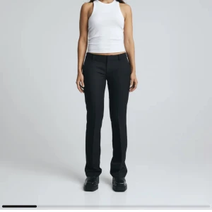 Kostymbyxor - Jättefina lågmidjade och utsvängda kostymbyxor med slits 💞⭐️bra skick! Nypris: 499